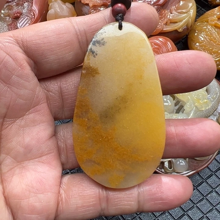 石英质玉（黄龙玉）颈饰未镶嵌