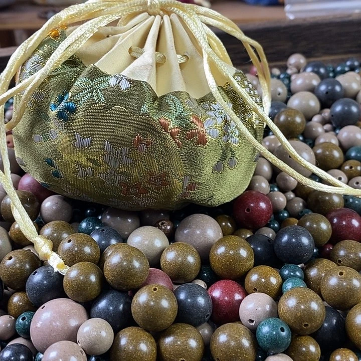 泥塑瑕疵五方大小珠香包