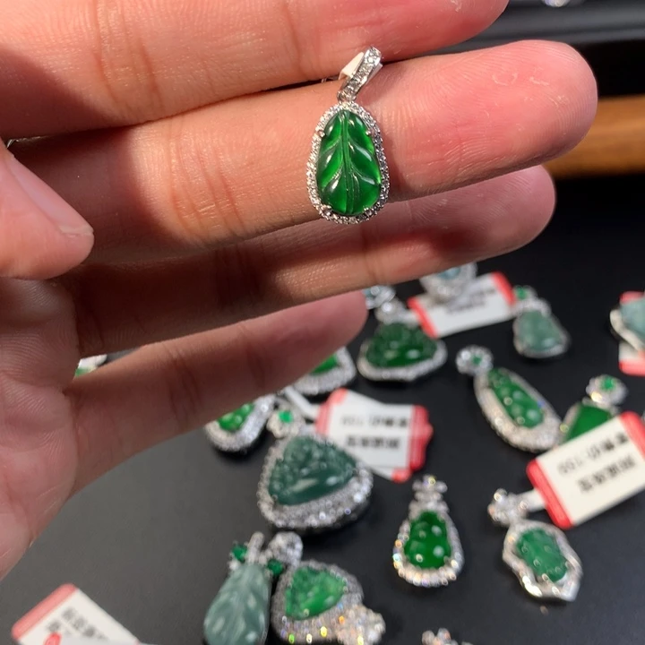 王***巧吊坠(赠链)未镶嵌翡翠