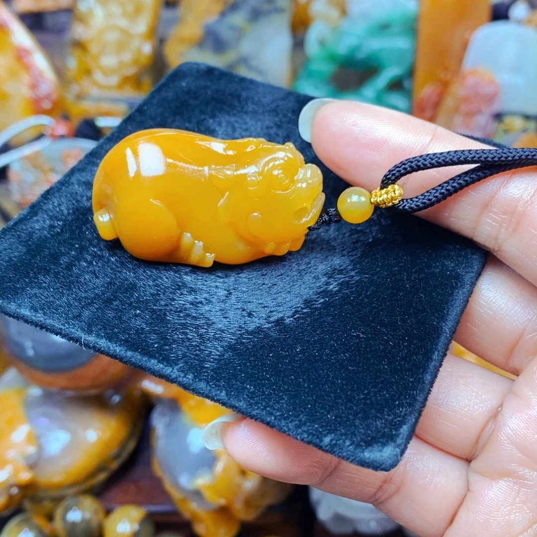 未镶嵌石英质玉（黄龙玉）颈饰