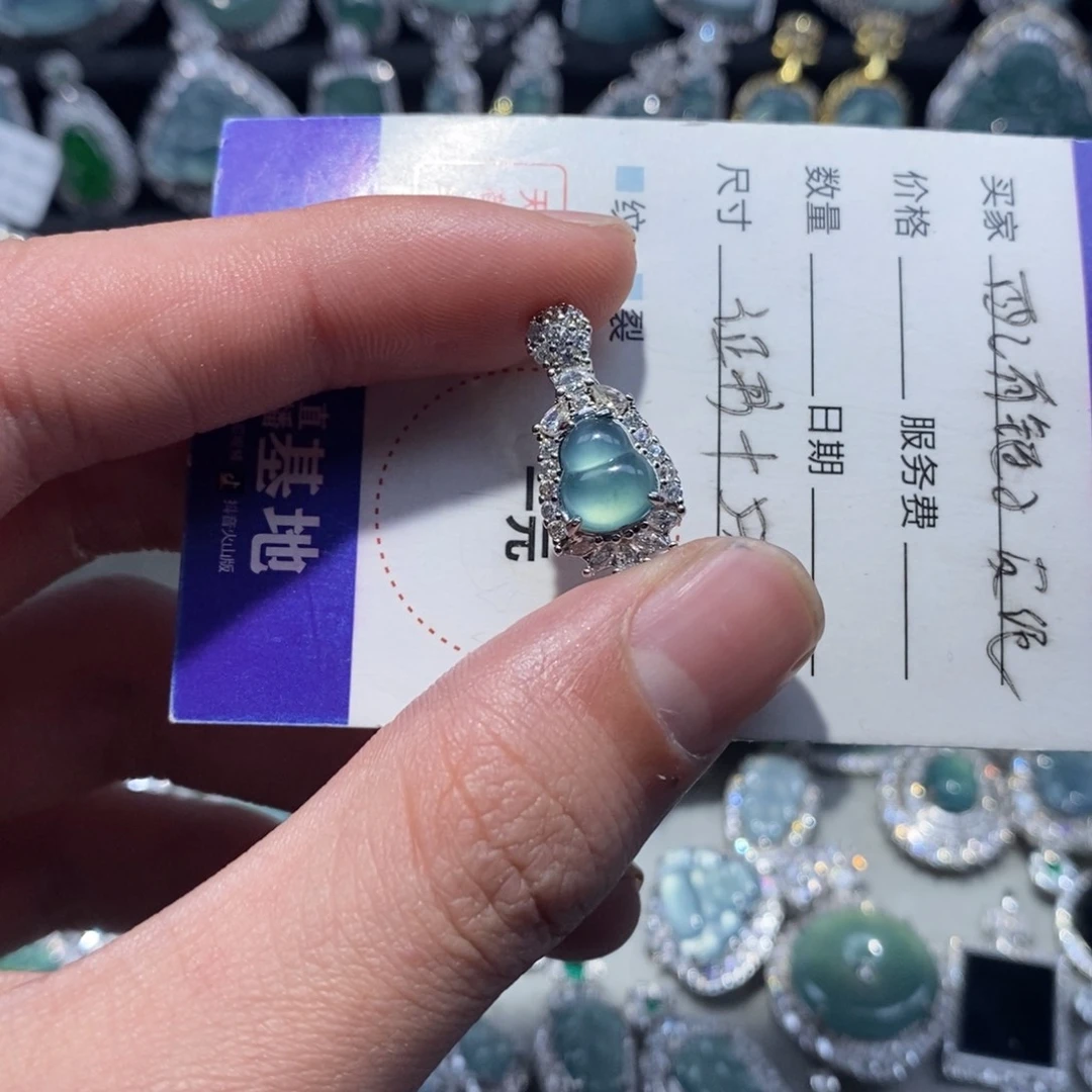 翡翠颈饰未镶嵌笨***?翡翠