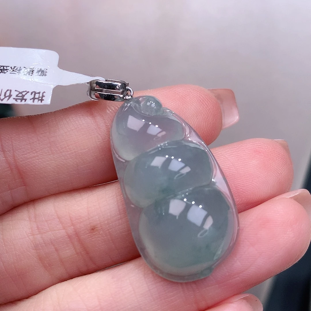 颈饰18K金镶嵌翡翠冰胶福豆