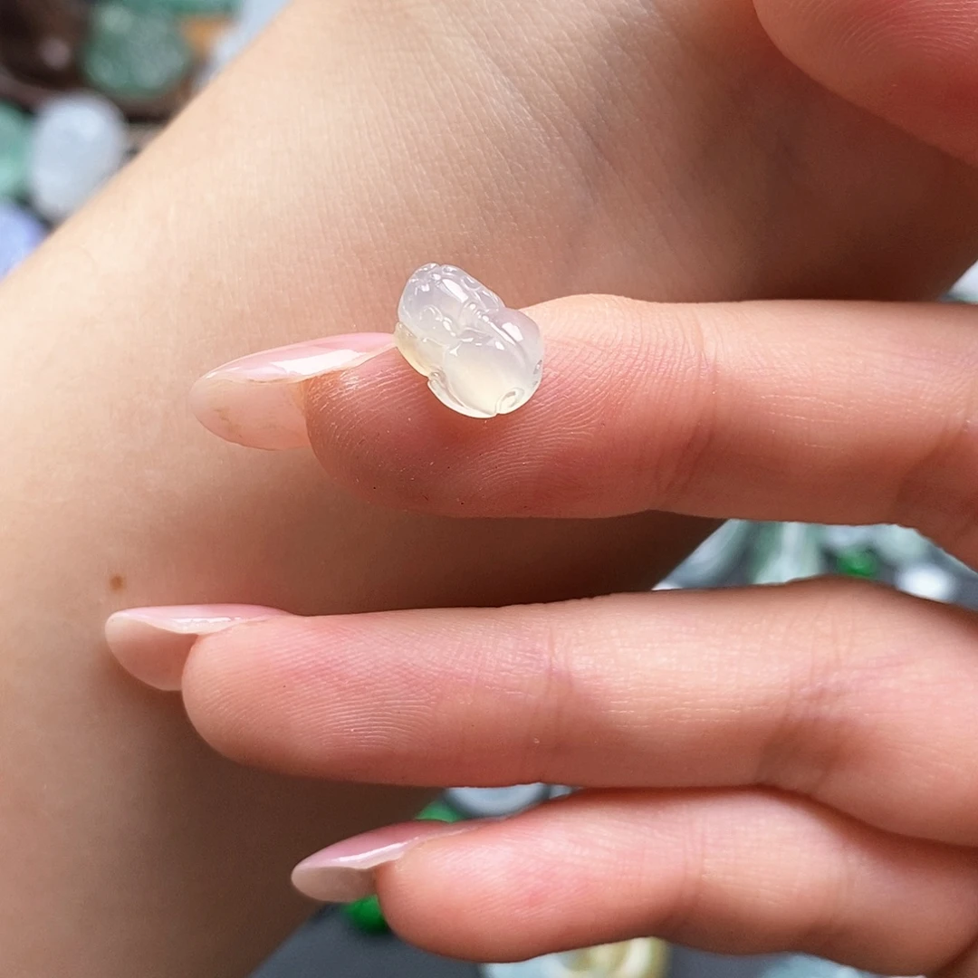 翡翠未镶嵌颈饰貔貅