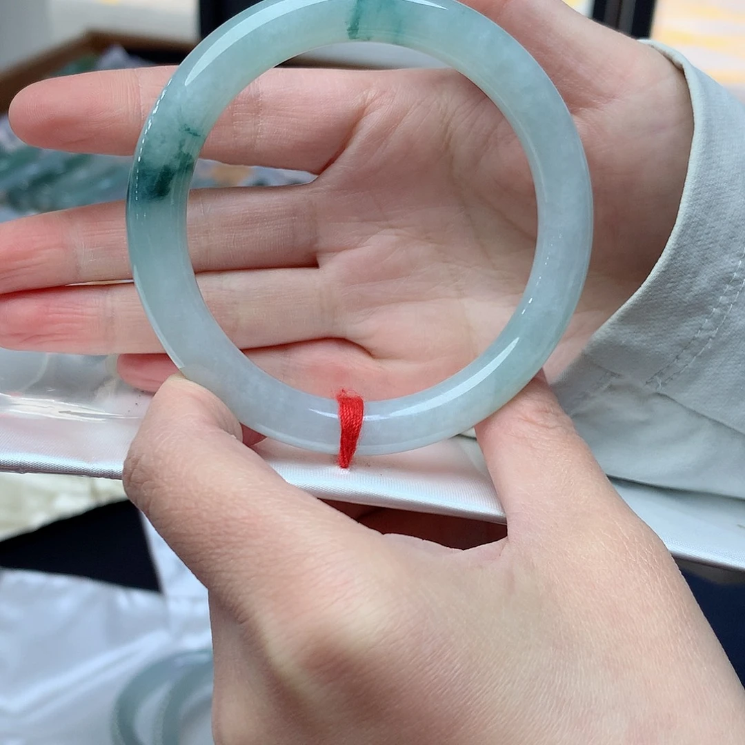 翡翠手镯未镶嵌翡翠