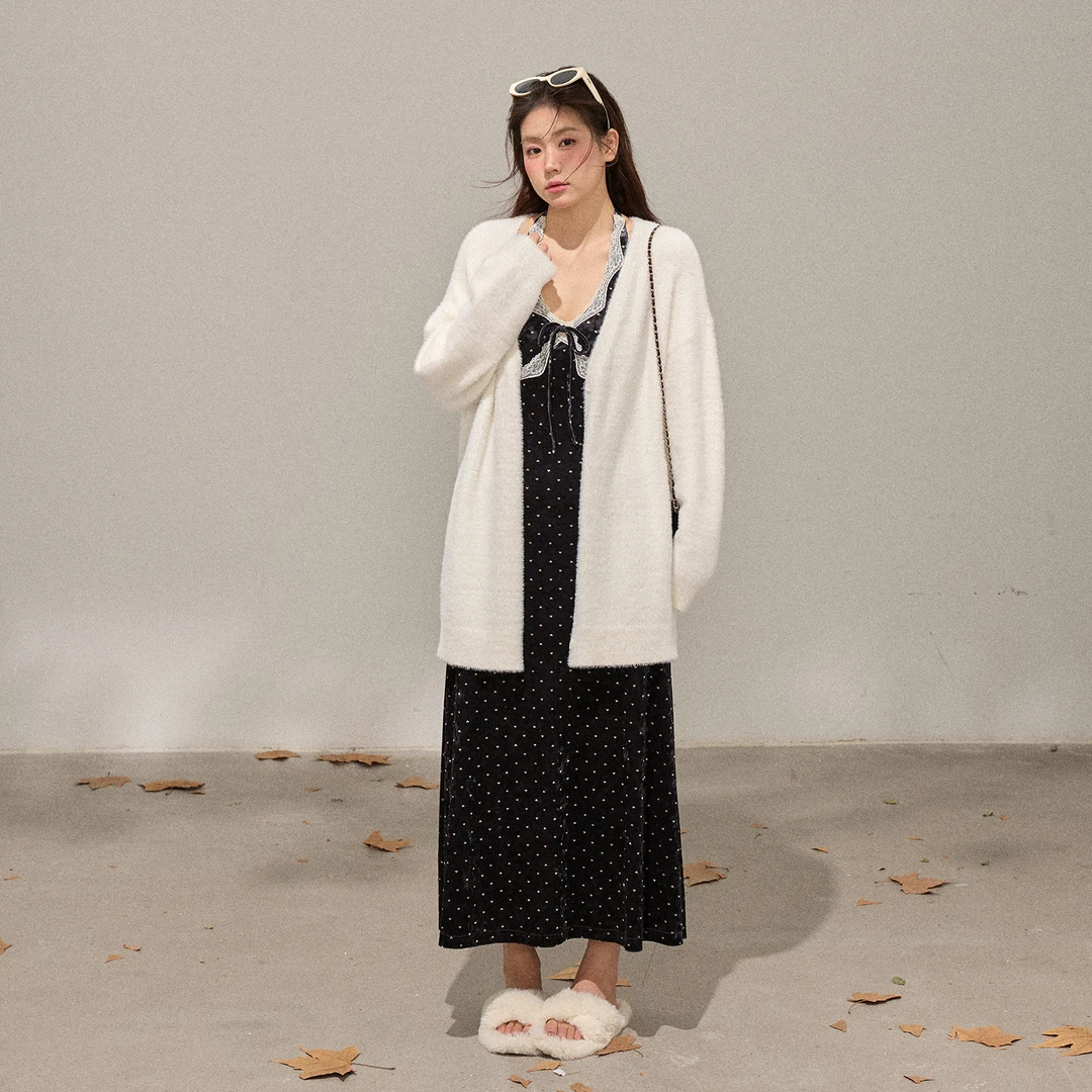 张大人【法式黎香】大码女装微胖妹妹米白软糯毛绒衫搭波点丝绒长裙