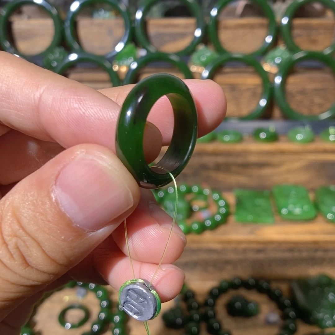 【闪购商品】吊坠(不含链)未镶嵌和田玉俄七红皮菠菜绿戒圈 16.8