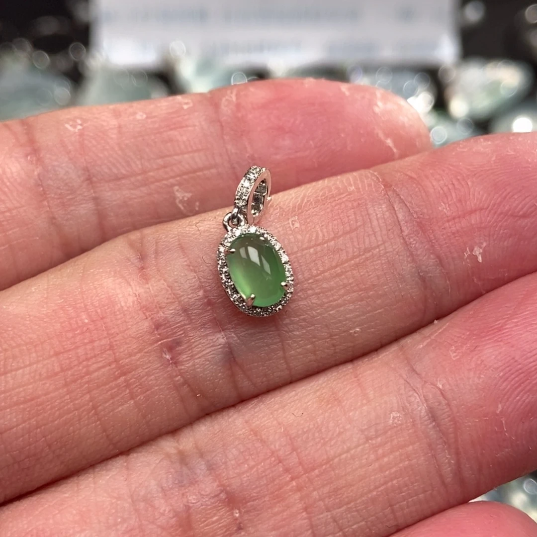 颈饰18K金镶嵌翡翠蛋面