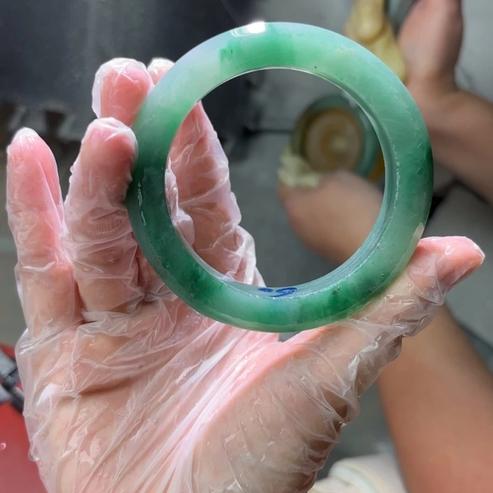 燕***子石英质玉（非洲翠）手镯未镶嵌定制