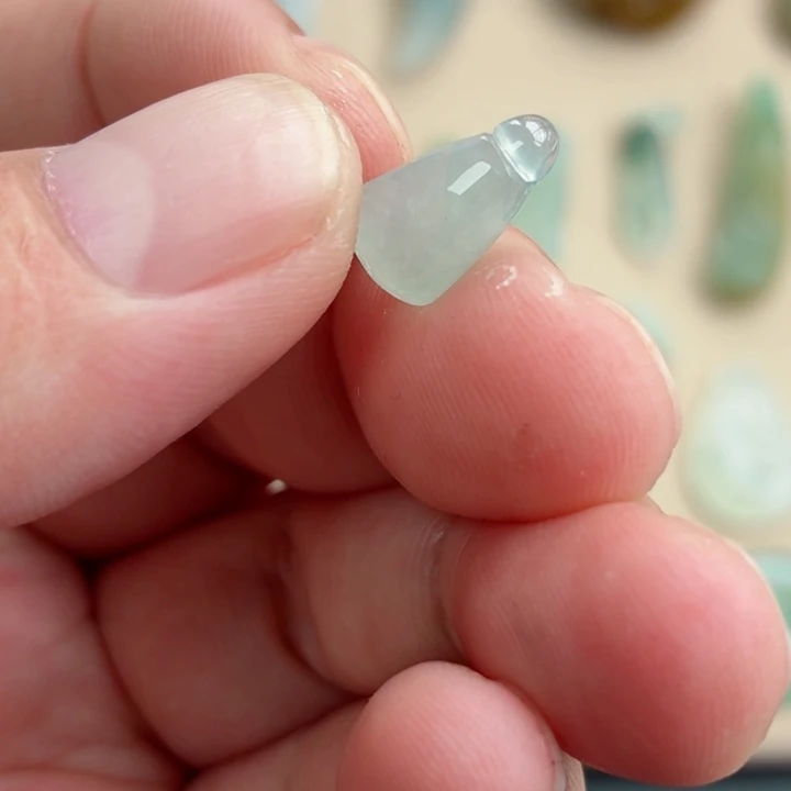 翡翠未镶嵌颈饰莲蓬