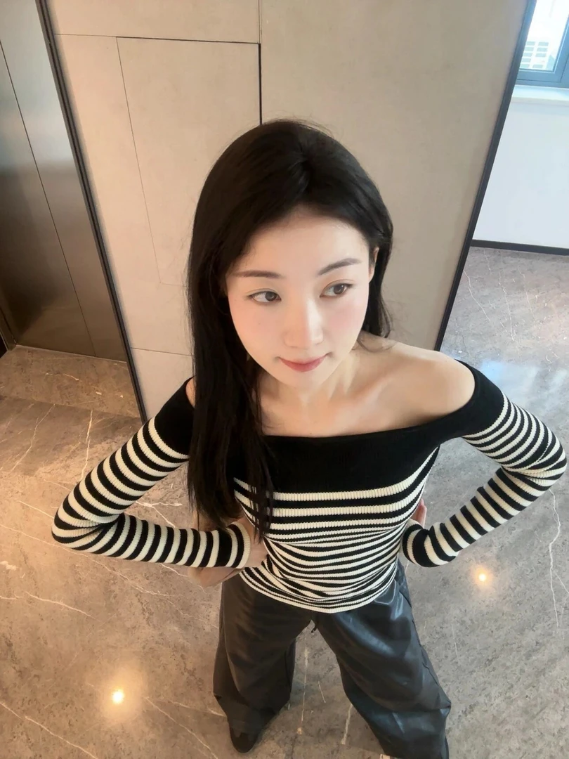 一字肩撞色条纹针织衫女早秋设计感独特辣妹显瘦打底长袖露肩上衣