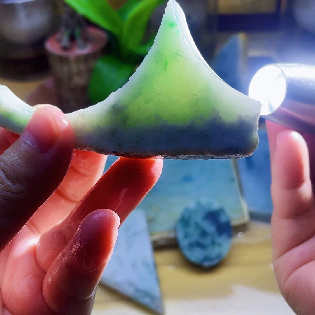 翡翠未镶嵌颈饰毛料1