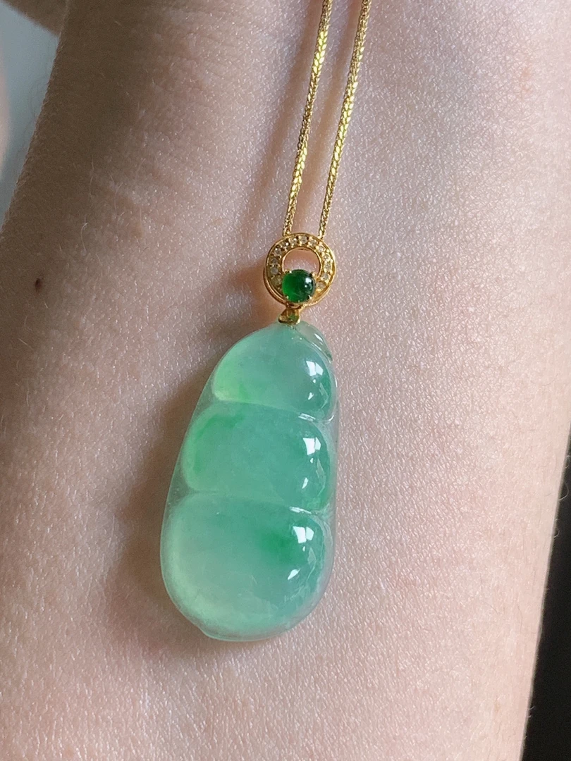 天然缅甸翡翠A货18k镶嵌飘绿花豆子吊坠，尺寸31.9*26.6*13.5*4.8