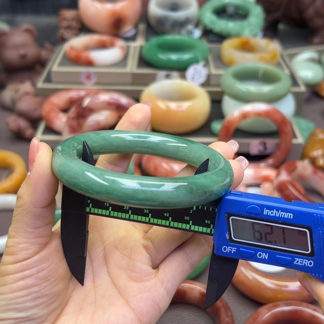 未镶嵌手镯石英岩玉