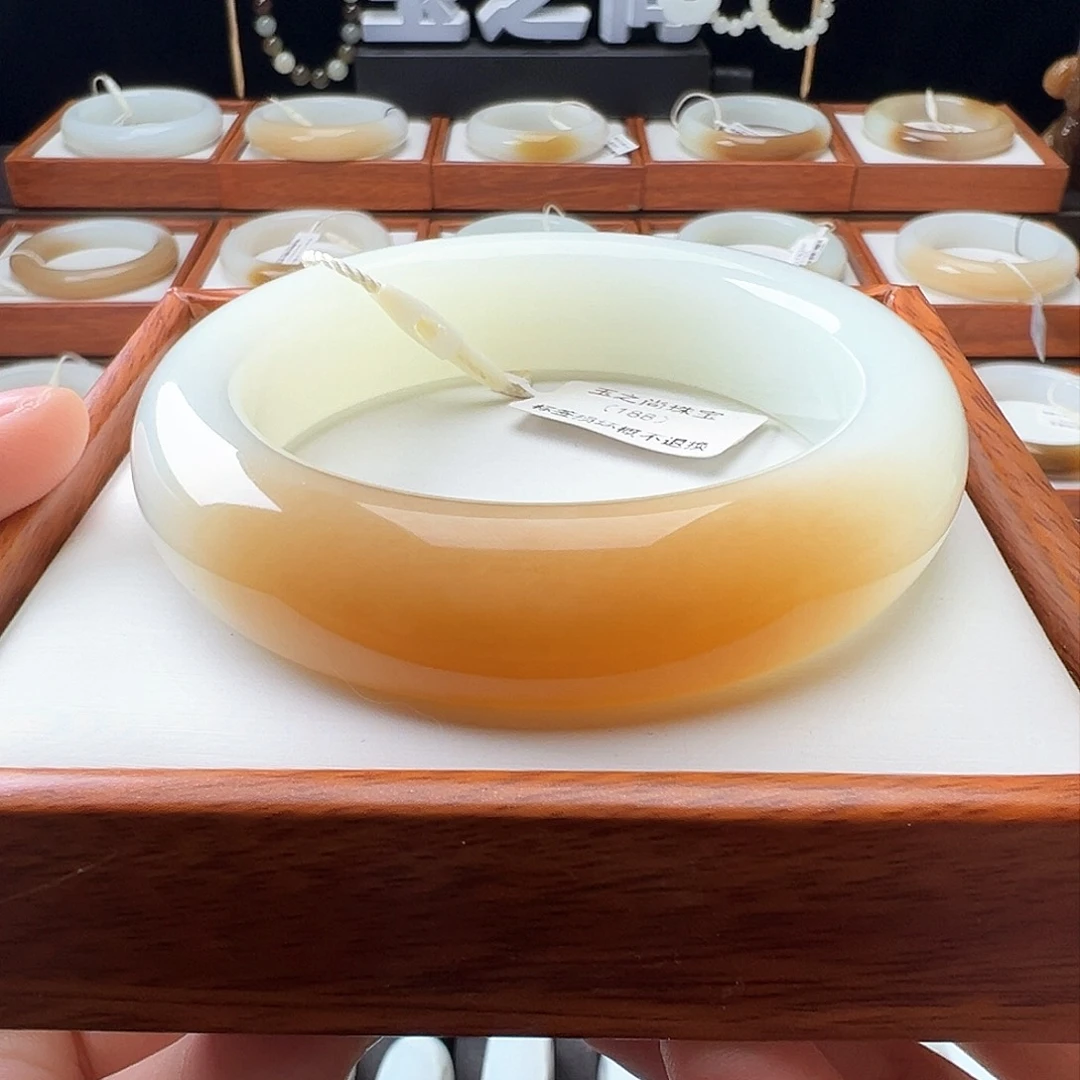 和田玉手镯未镶嵌