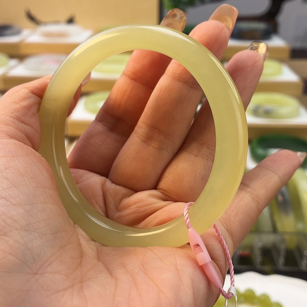 豆***人和田玉未镶嵌手镯