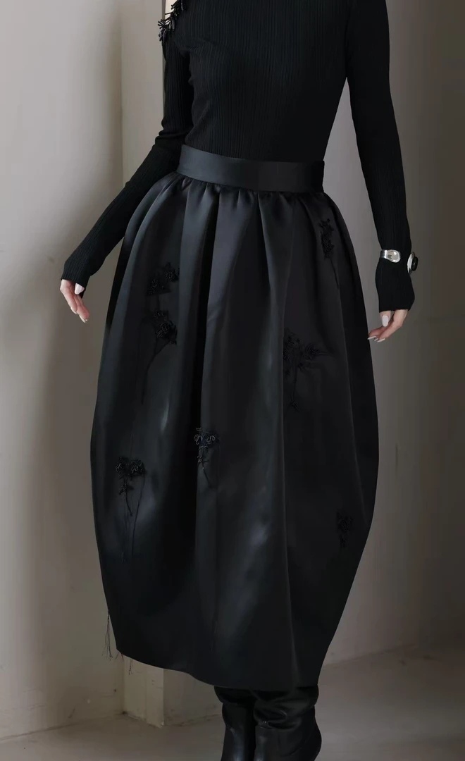 2026SS JADE玉琼黑色手工钉珠花苞半裙