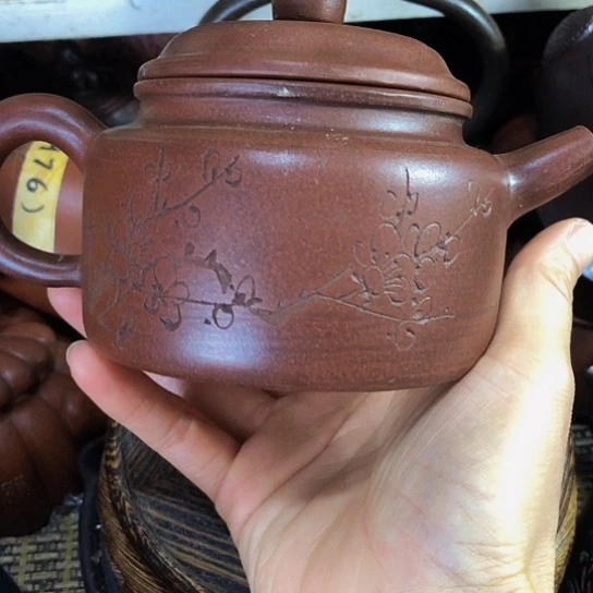 茶壶紫砂原矿泥料手工制作的一把紫砂壶。