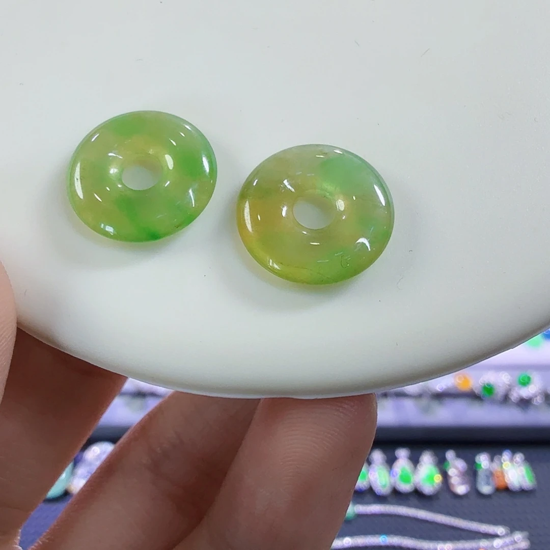 翡翠未镶嵌颈饰油画黄加绿