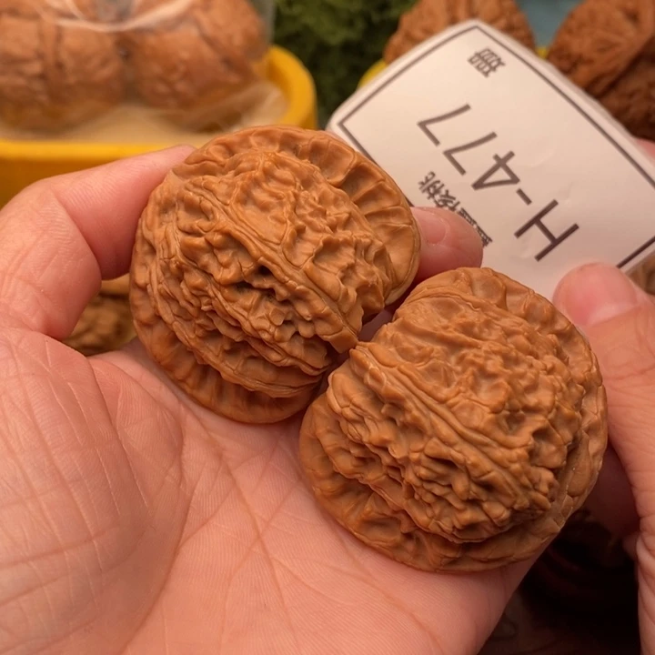 桃核把件闷白45…..