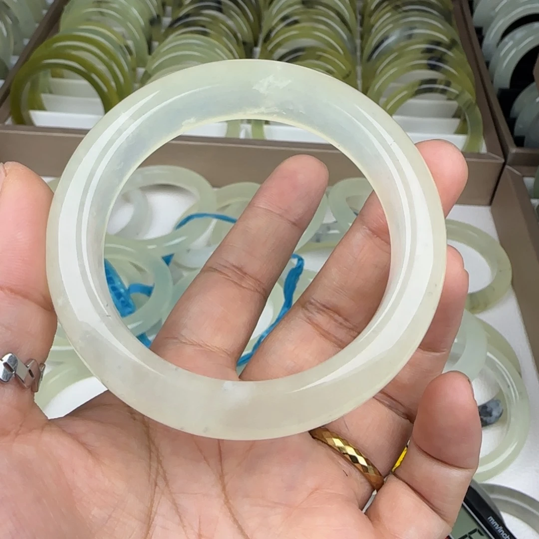 鱼***.蛇纹石玉未镶嵌手镯