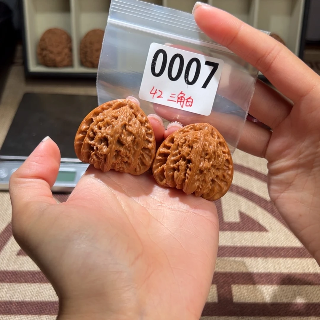 42三角白文玩核桃