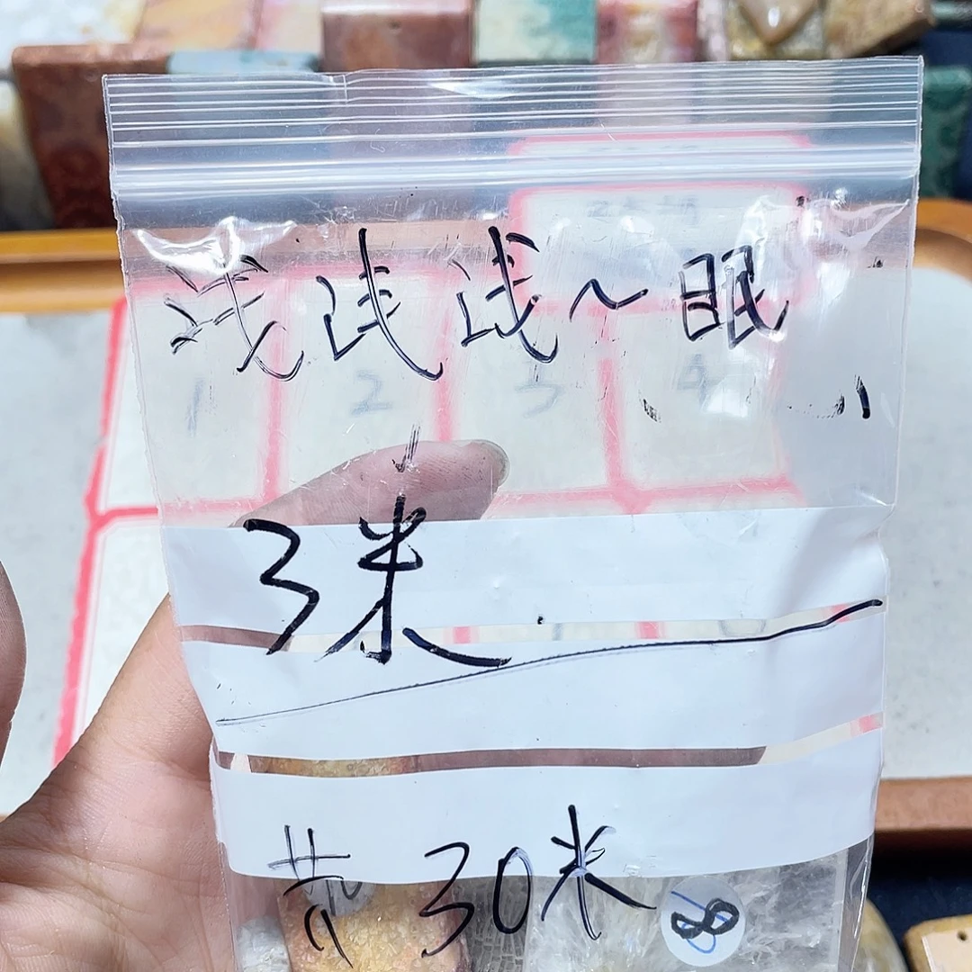 浅***。硅化珊瑚（珊瑚玉）合金颈饰
