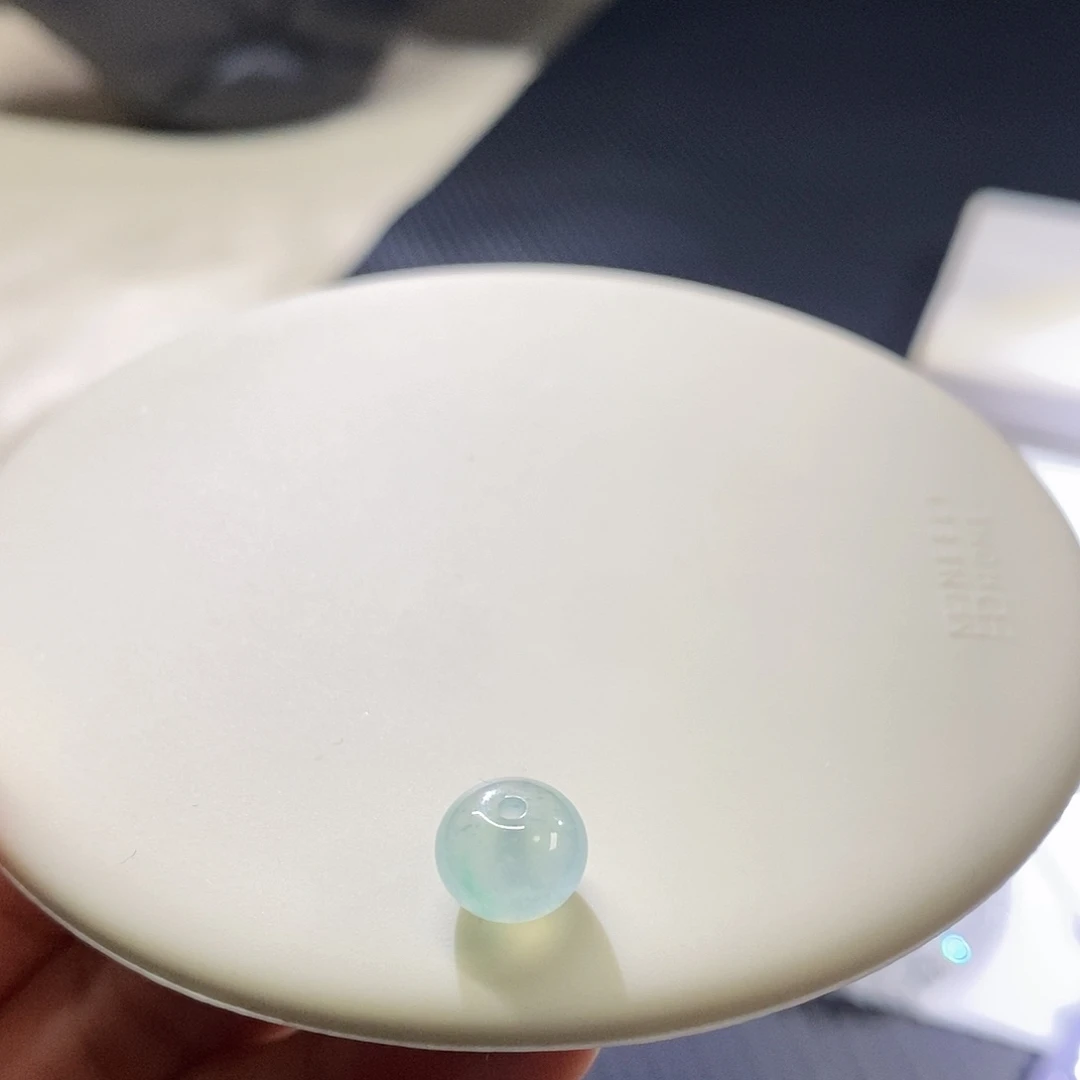 翡翠挂件未镶嵌是**友鼓珠