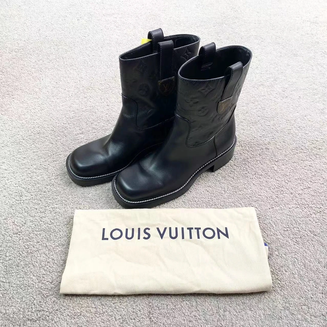 95新 LouisVuitton/路易威登 aa1320 老花浮雕短靴中筒靴 37码