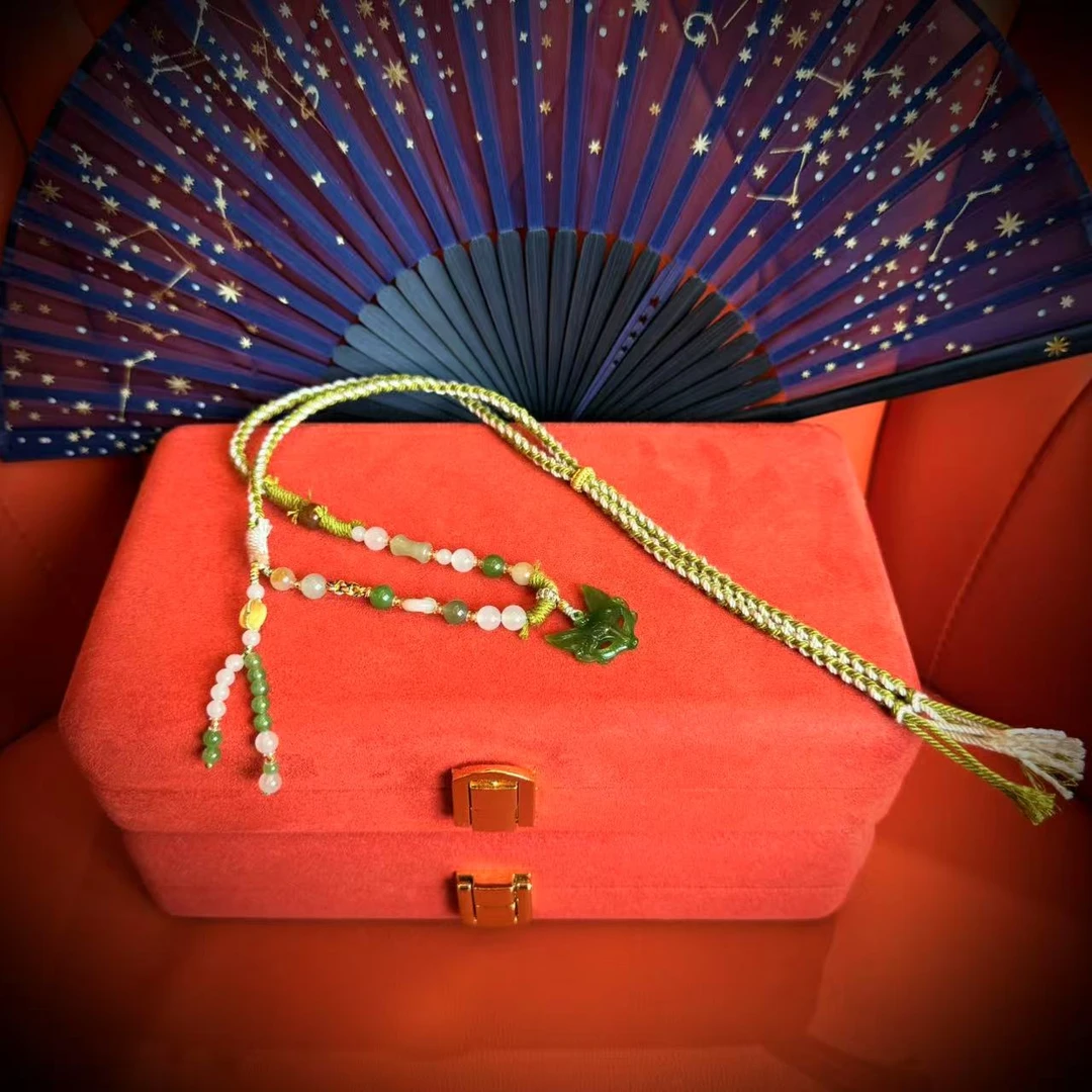 壹屿珠宝      817128         和田玉典藏级狐狸颈饰