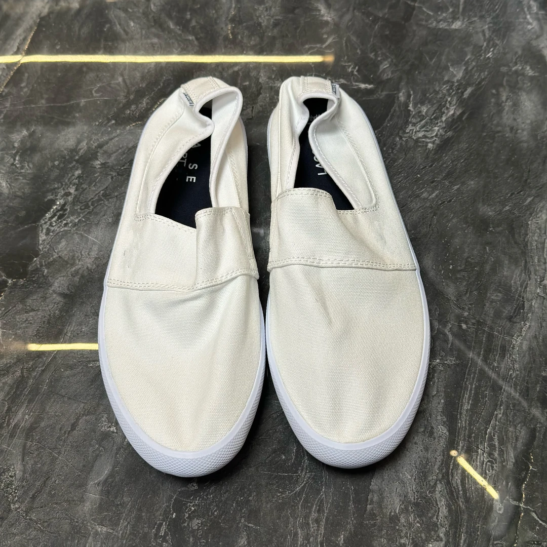 白色帆布鞋时尚休闲经典