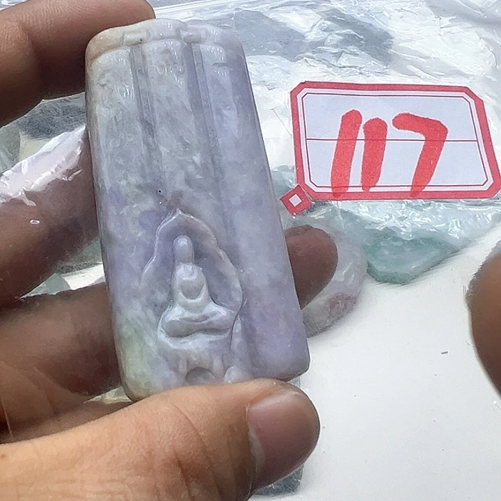 翡翠颈饰未镶嵌小**?