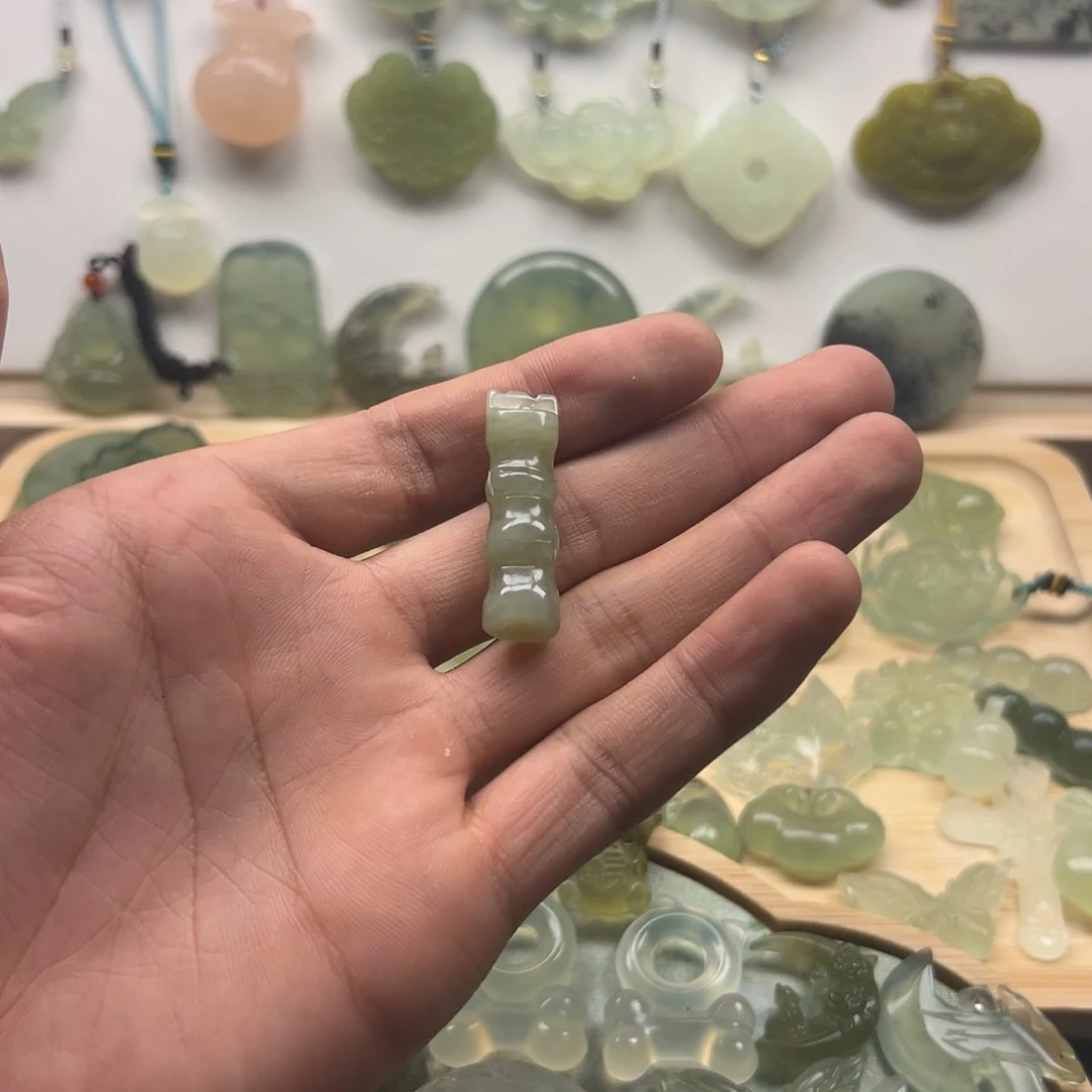 未镶嵌蛇纹石玉颈饰