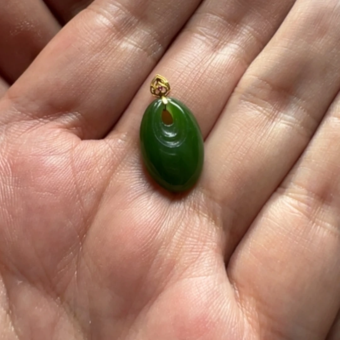 【闪购商品】颈饰18K金镶嵌和田玉（碧玉）我****?