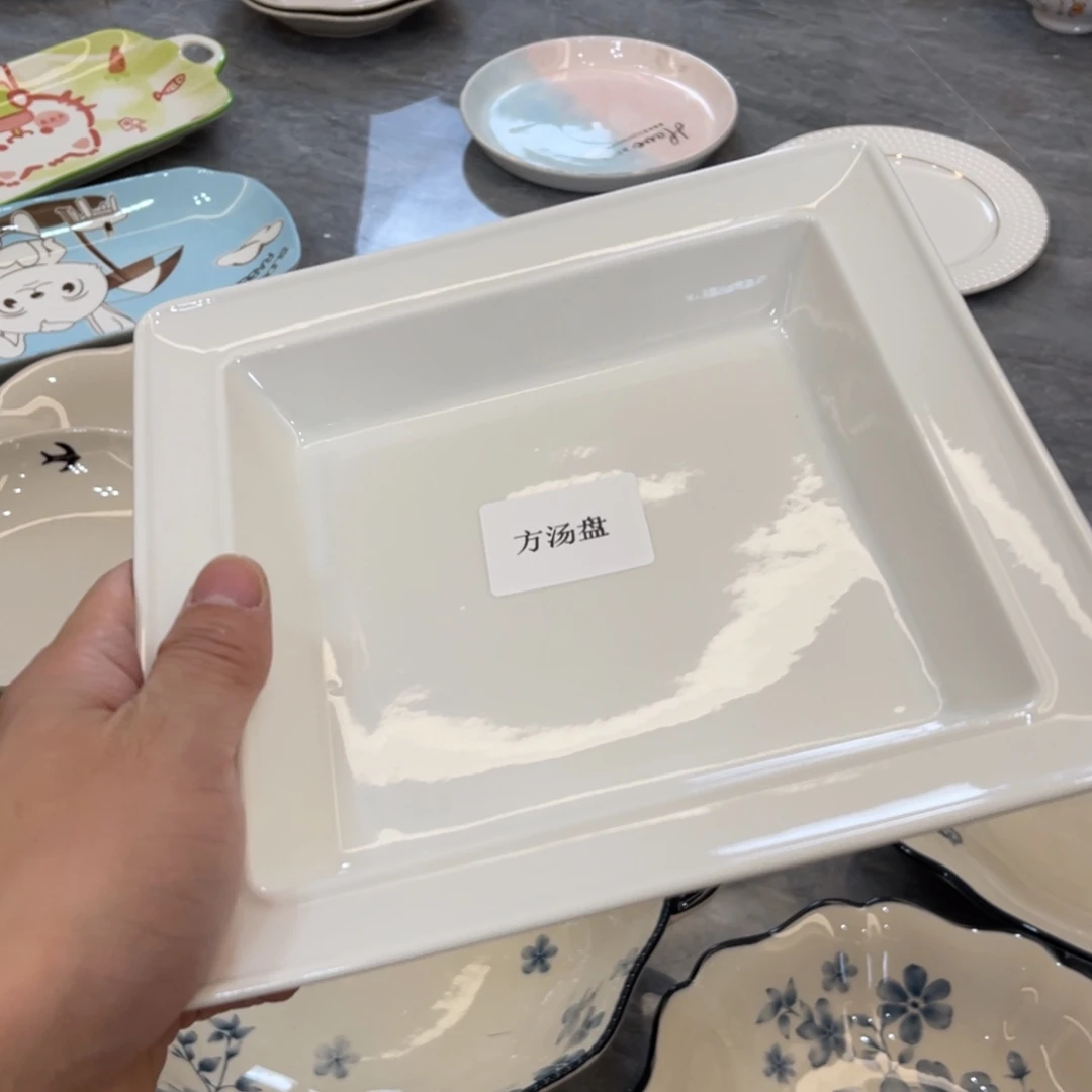陶瓷微瑕餐具介意勿拍，满18飞！