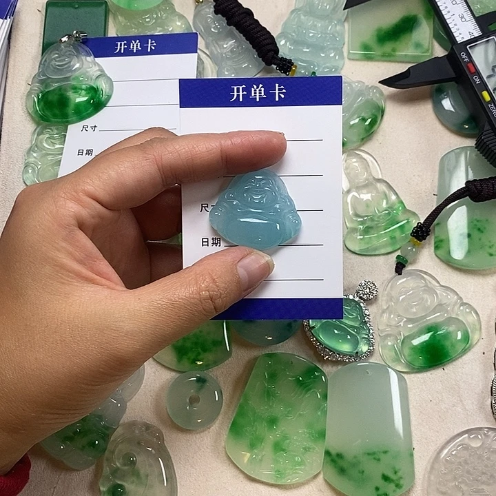 你***香翡翠未镶嵌颈饰佛公