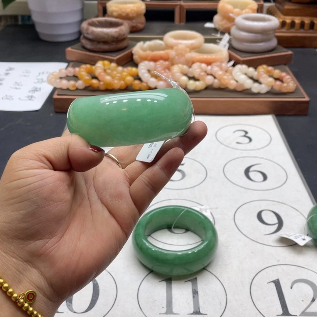 儒***）石英岩玉未镶嵌手镯