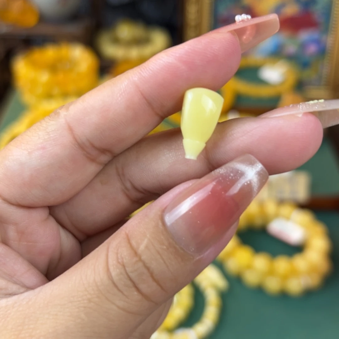 未镶嵌琥珀珠宝奇石