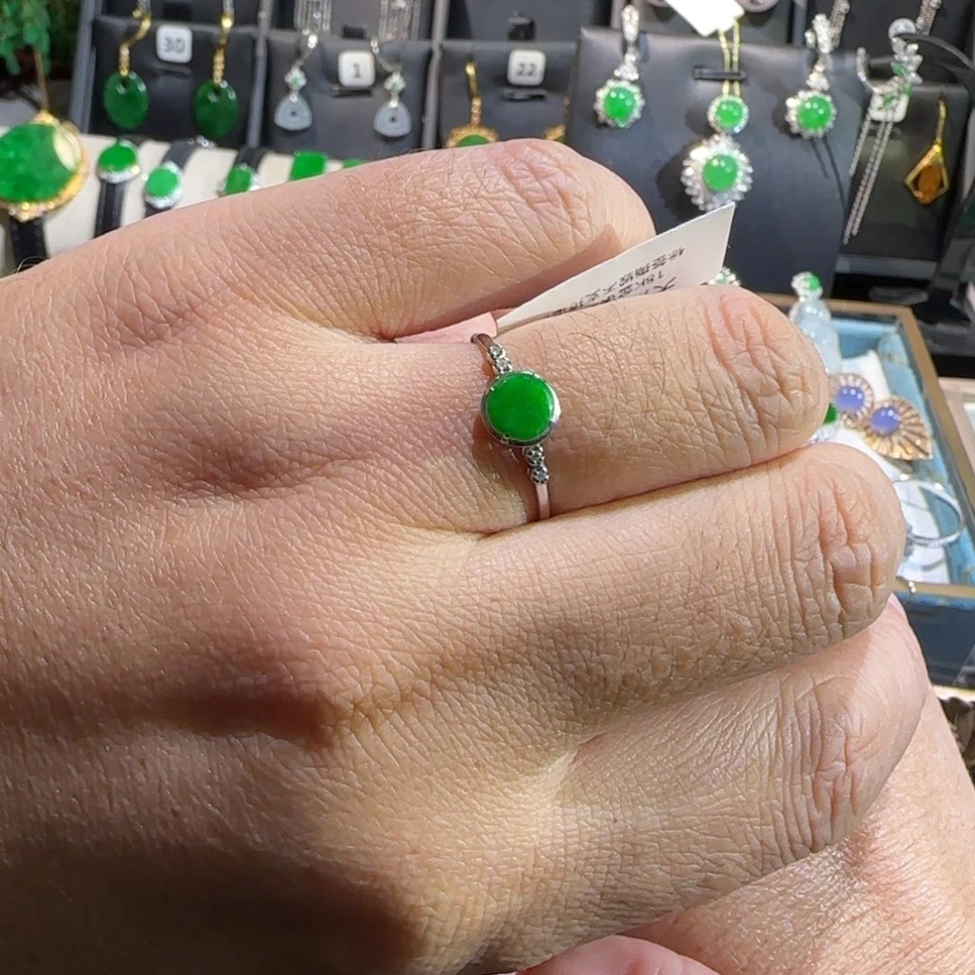 翡翠18K金镶嵌颈饰戒指