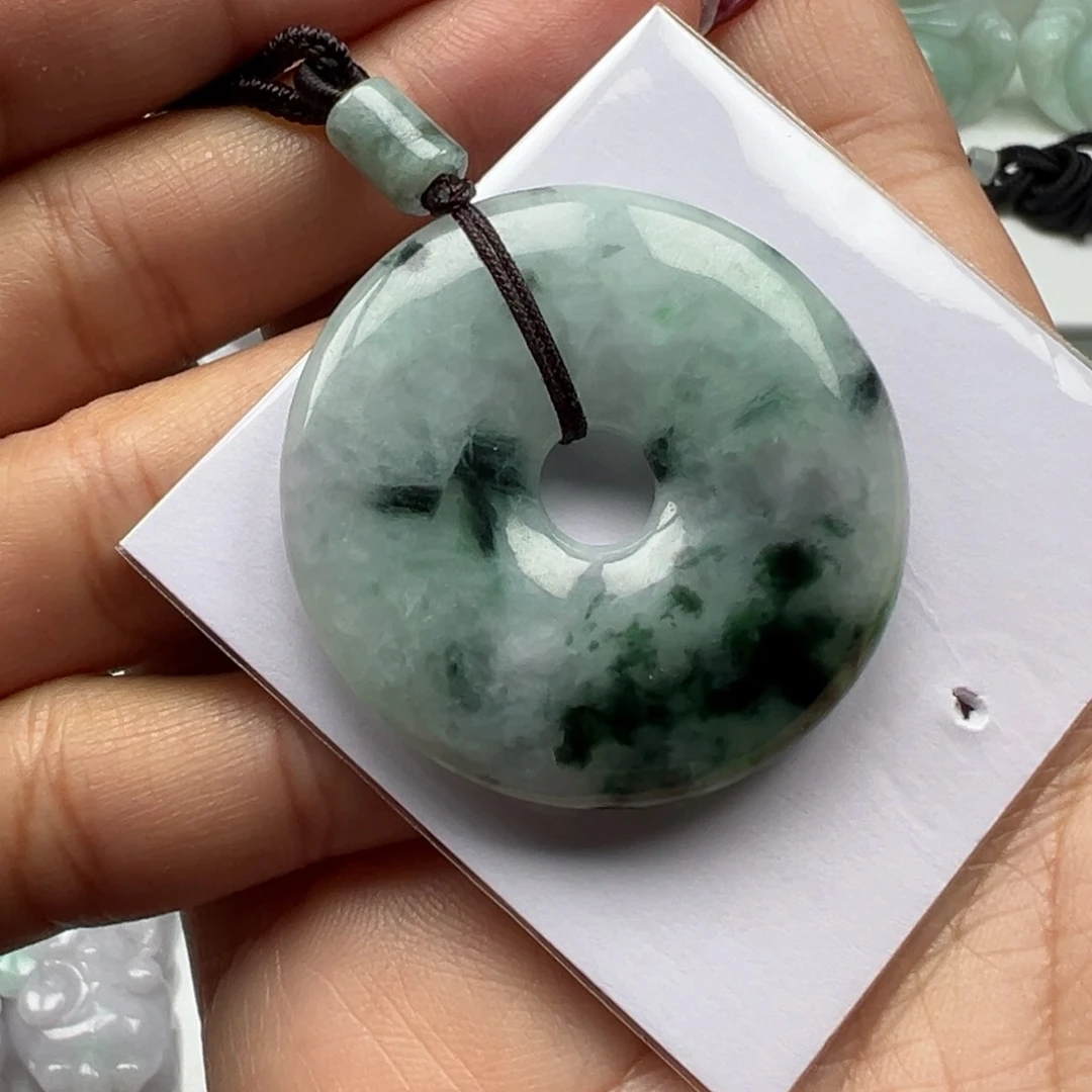 翡翠颈饰未镶嵌平安扣