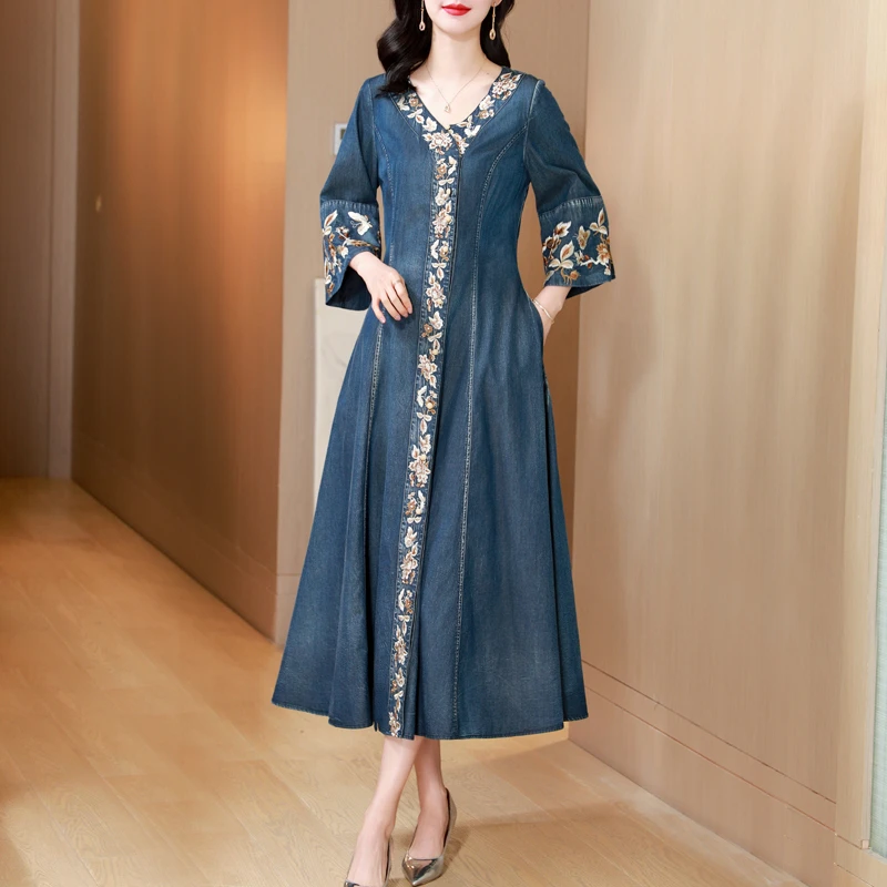 原创设计民族风刺绣连衣裙妈妈装2025夏季新款V领修身显瘦牛仔裙