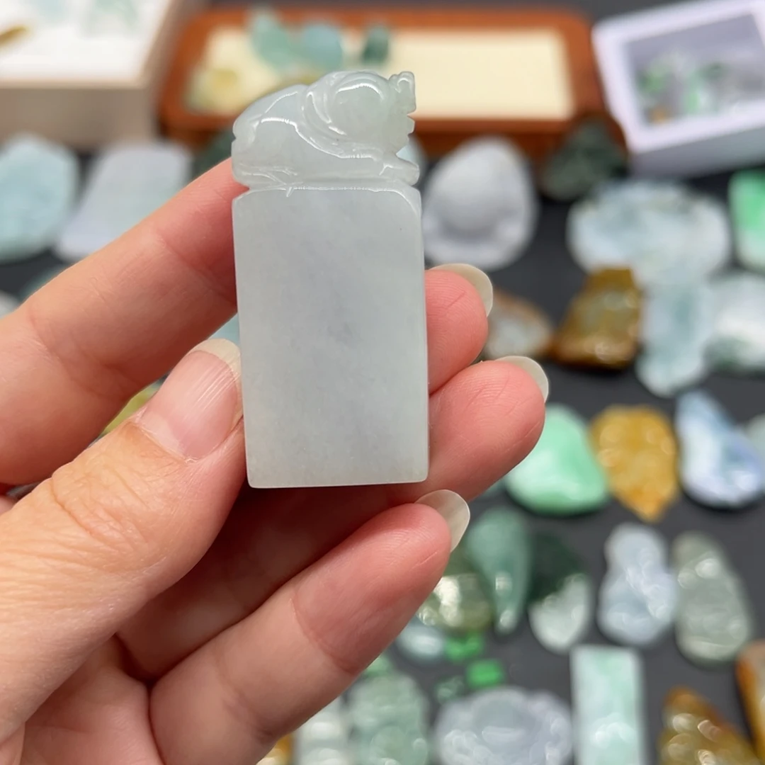 翡翠未镶嵌颈饰富贵猪印章