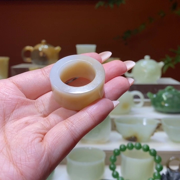 未镶嵌和田玉摆件玫****生糖白扳指