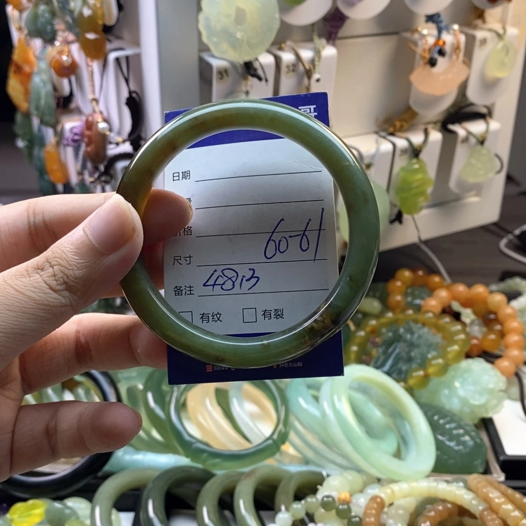 未镶嵌蛇纹石玉颈饰