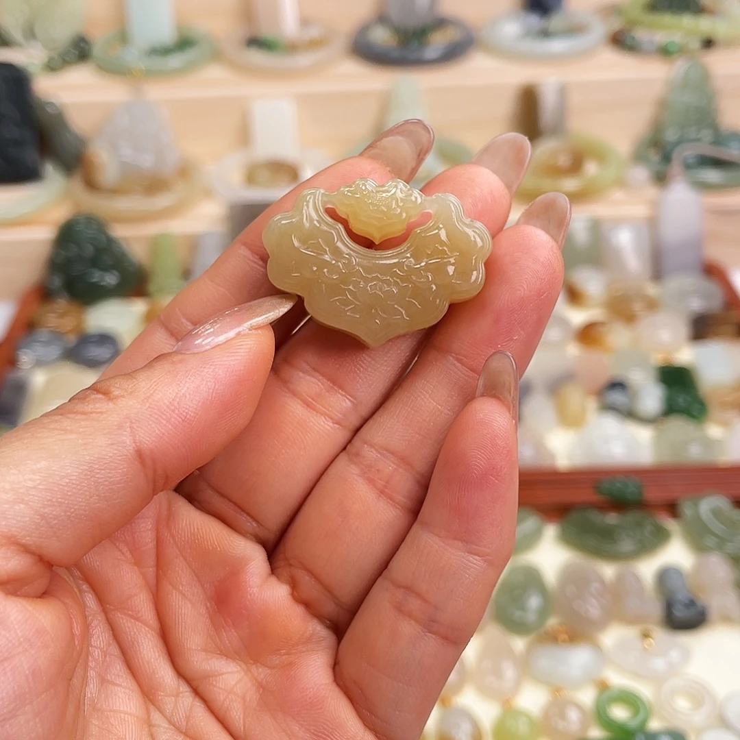 和田玉未镶嵌吊坠(赠链)