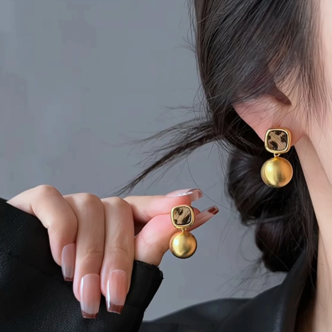 铜合金耳饰 欧美复古秋冬豹纹金色方块拉丝球耳钉女小众灵动耳环