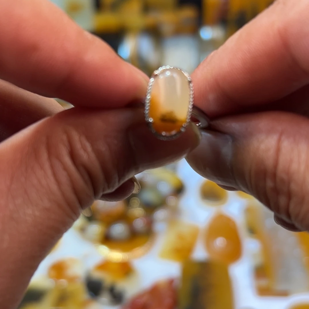 未镶嵌石英质玉（黄龙玉）颈饰