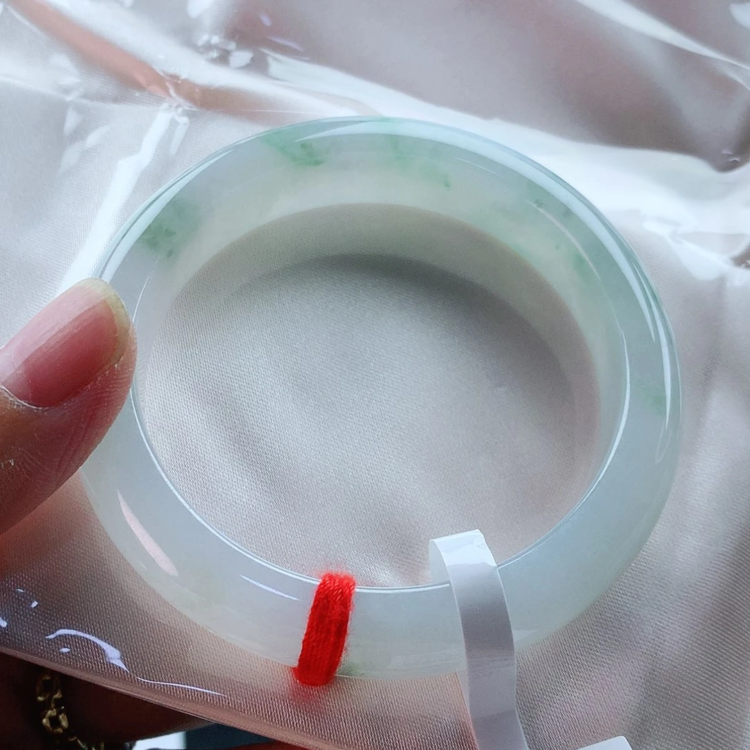 翡翠手镯未镶嵌55圈