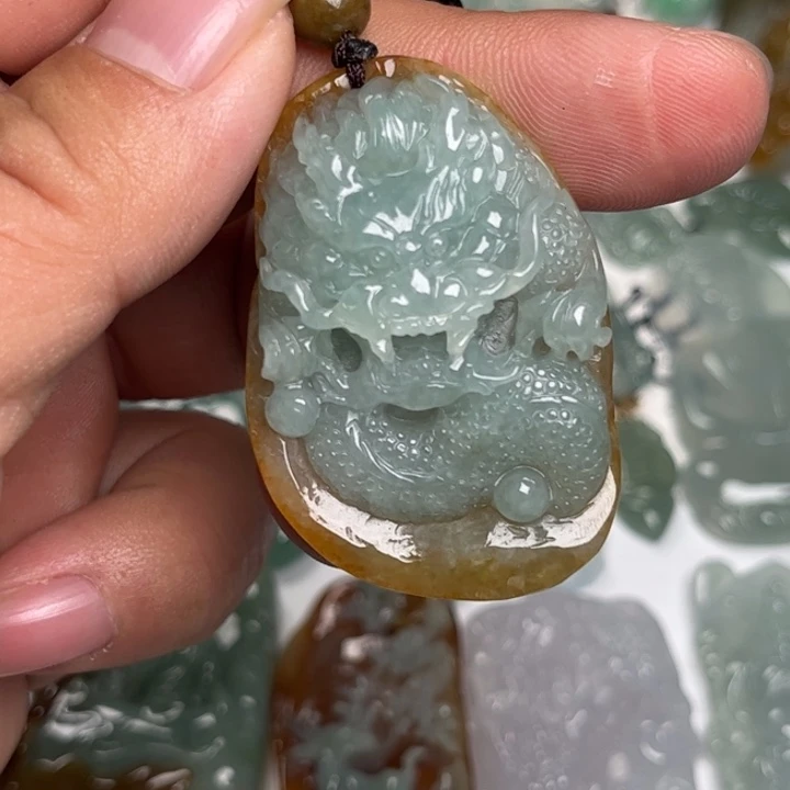 翡翠未镶嵌颈饰龙