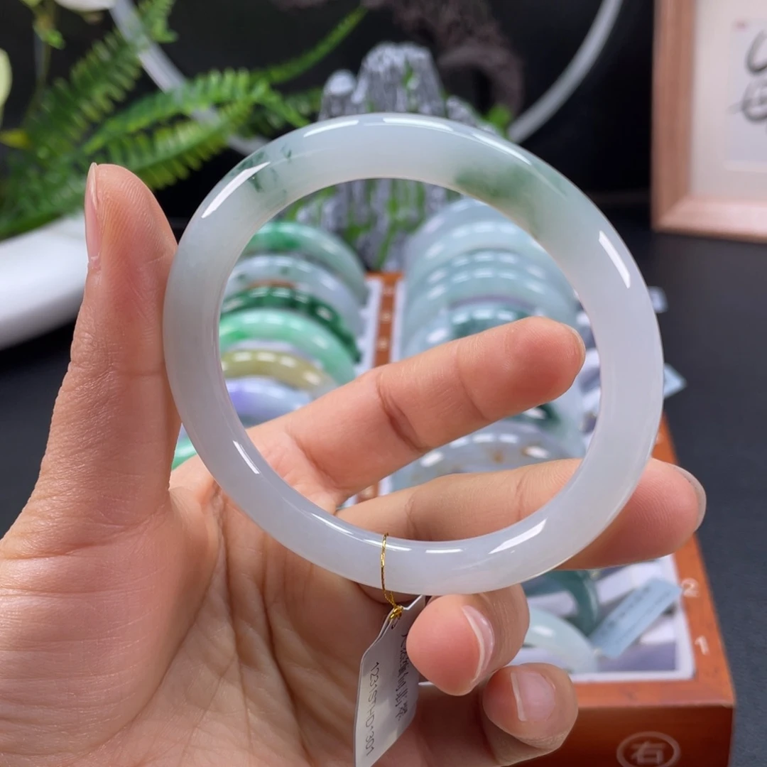 翡翠手镯未镶嵌冰胶飘花