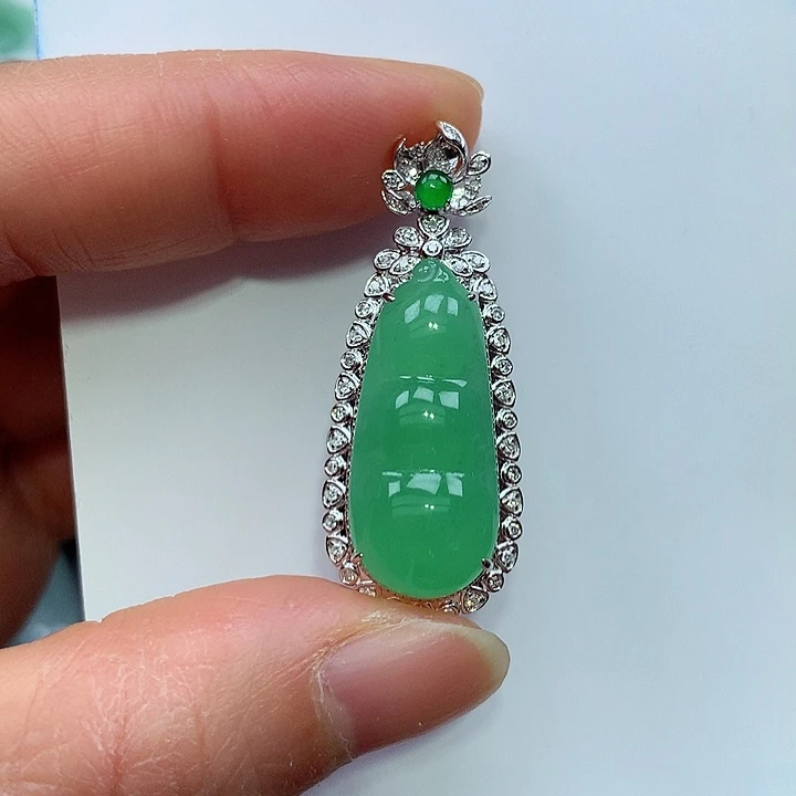 翡翠18K金镶嵌颈饰福豆